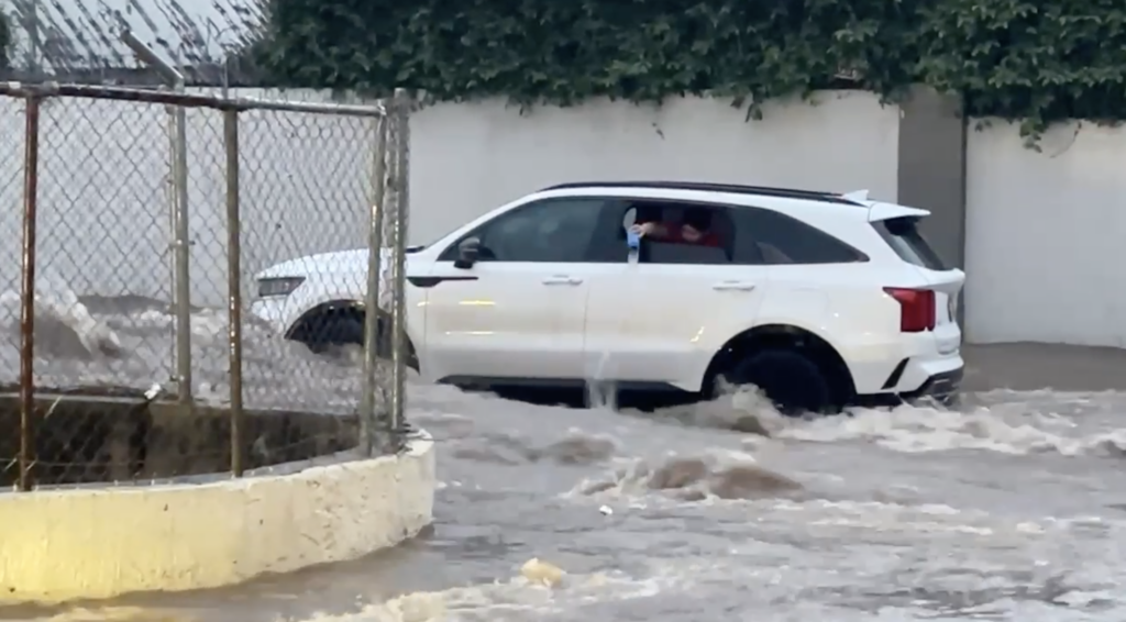 Lluvias causan inundaciones y cierres viales en Zapopan y la ZMG