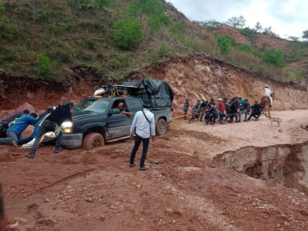Lluvias exhiben deterioro de carreteras en Durango