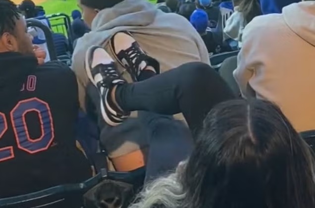 VIDEO: Nace #LadyPatadas: fanática desata polémica al patear a aficionado en juego de los Mets y Yankees