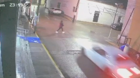 Atropellan a jovencita en pleno centro de Santiago; el reporte de salud es delicado