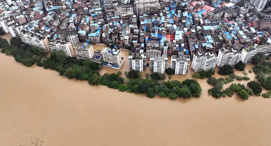 Inundaciones devastadoras en China provocan evacúa de miles de personas
