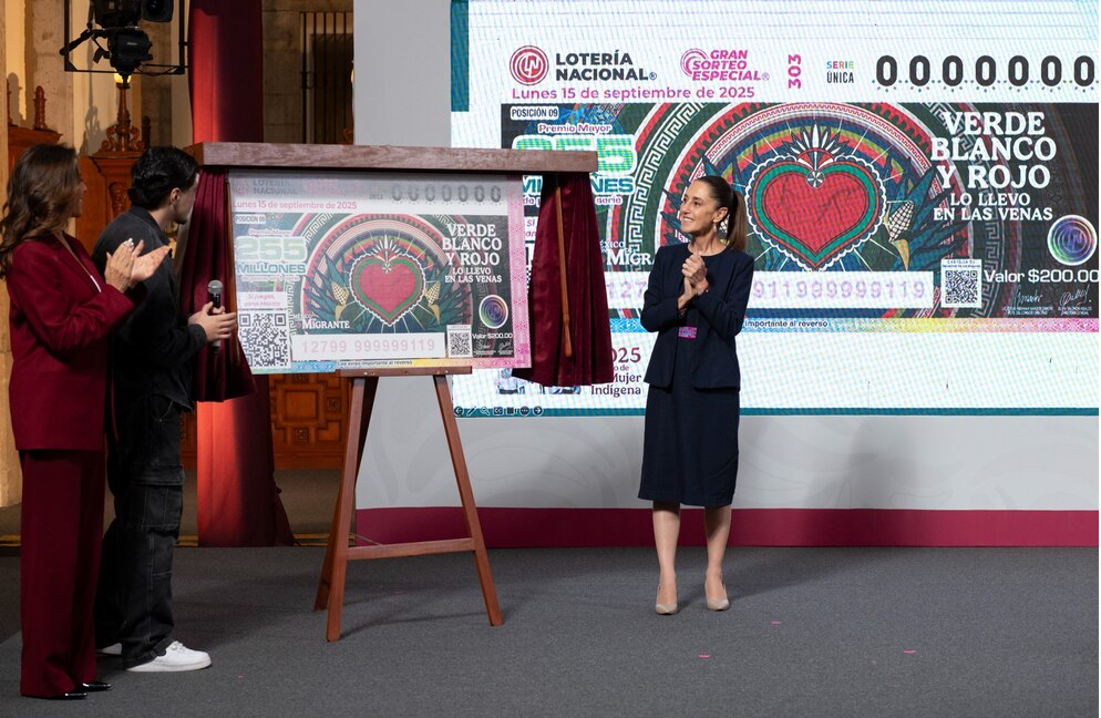 Gobierno presenta boleto de lotería en homenaje a migrantes mexicanos