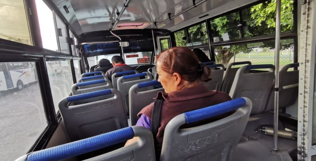 VIDEO: Conductor baja a punta sape a presunto acosador en autobús
