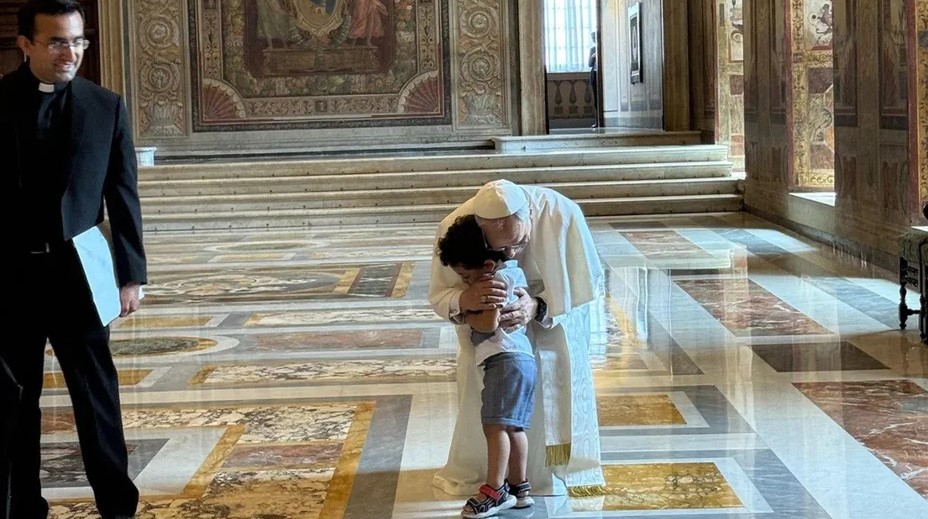 Niño irrumpe audiencia privada del papa León XIV para darle un abrazo