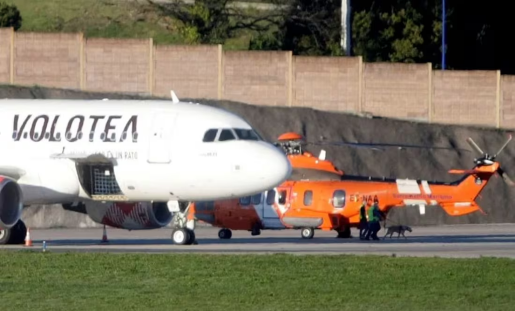 Hombre muere succionado por el motor de un avión en aeropuerto de Italia; suspenden vuelos