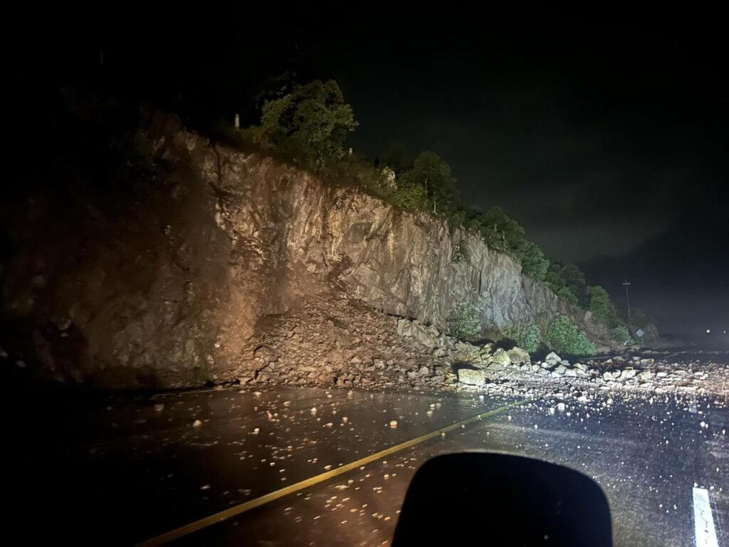 Desprendimiento de cerro bloqueó la carretera 23; se exhorta a la población a extremar precauciones