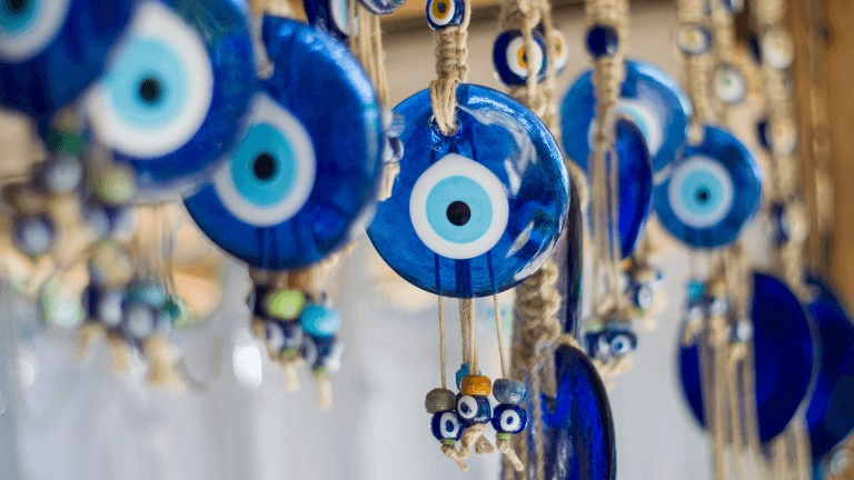 El amuleto que necesitas según tu signo del zodiaco: protección, poder y un toque de magia personal