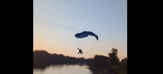 VIDEO: Parapentista choca con cable eléctrico y cae al agua… sobrevive de forma increíble