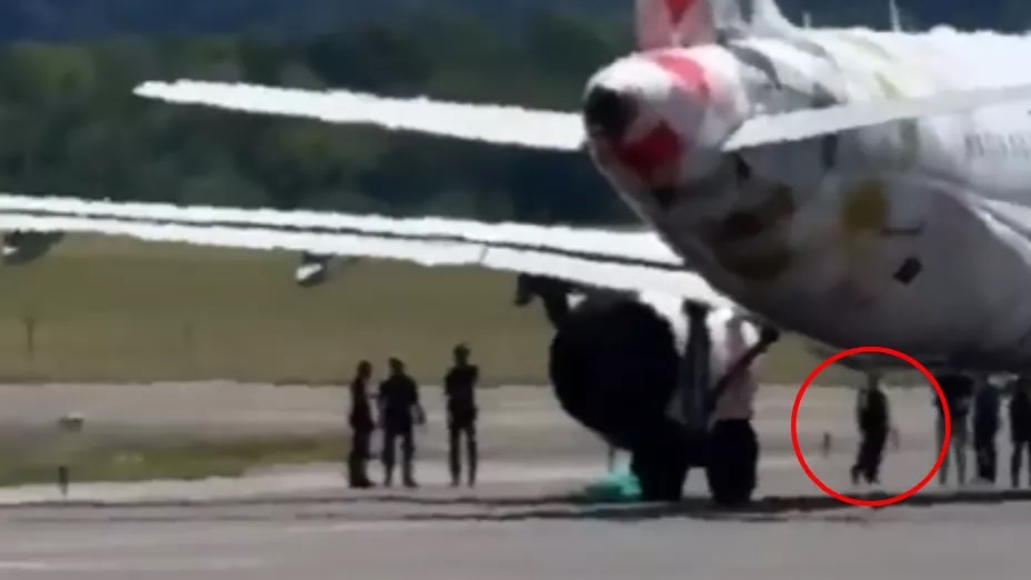 VIDEO: Hombre muere tras ser succionado por turbina de avión