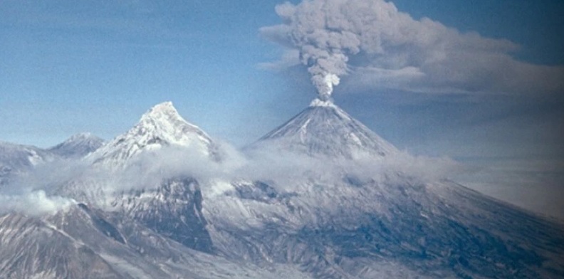 VIDEO: Terremoto brutal desata la furia del volcán más activo de Eurasia
