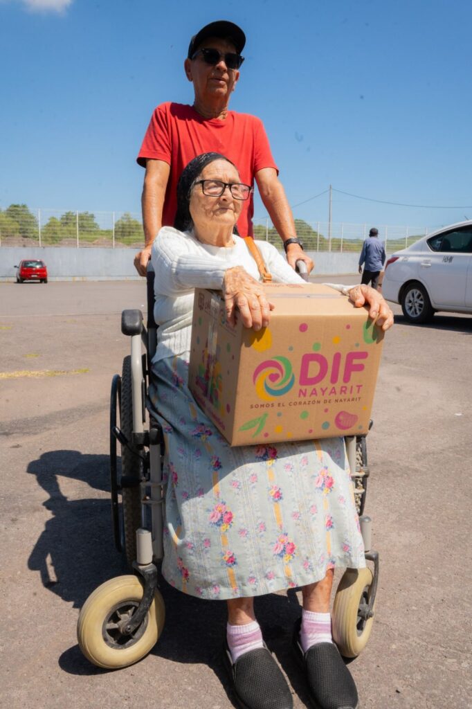 Familias agradecen a Beatriz Estrada por mejorar sus vidas con la entrega de dotaciones alimentarias