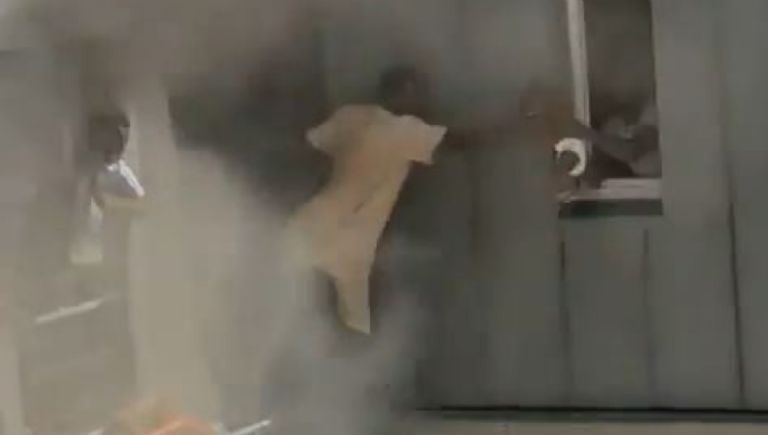 VIDEO: Conserje se convierte en héroe, rescata a bebé, niños y mujeres atrapados en incendio desde un sexto piso