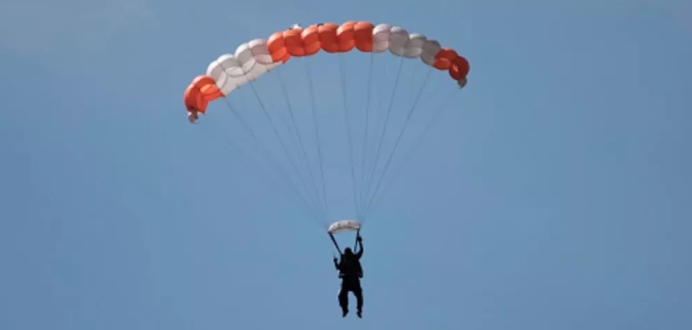 VIDEO: ¡Turista queda a la deriva en el aire! Se rompe cable de parachute