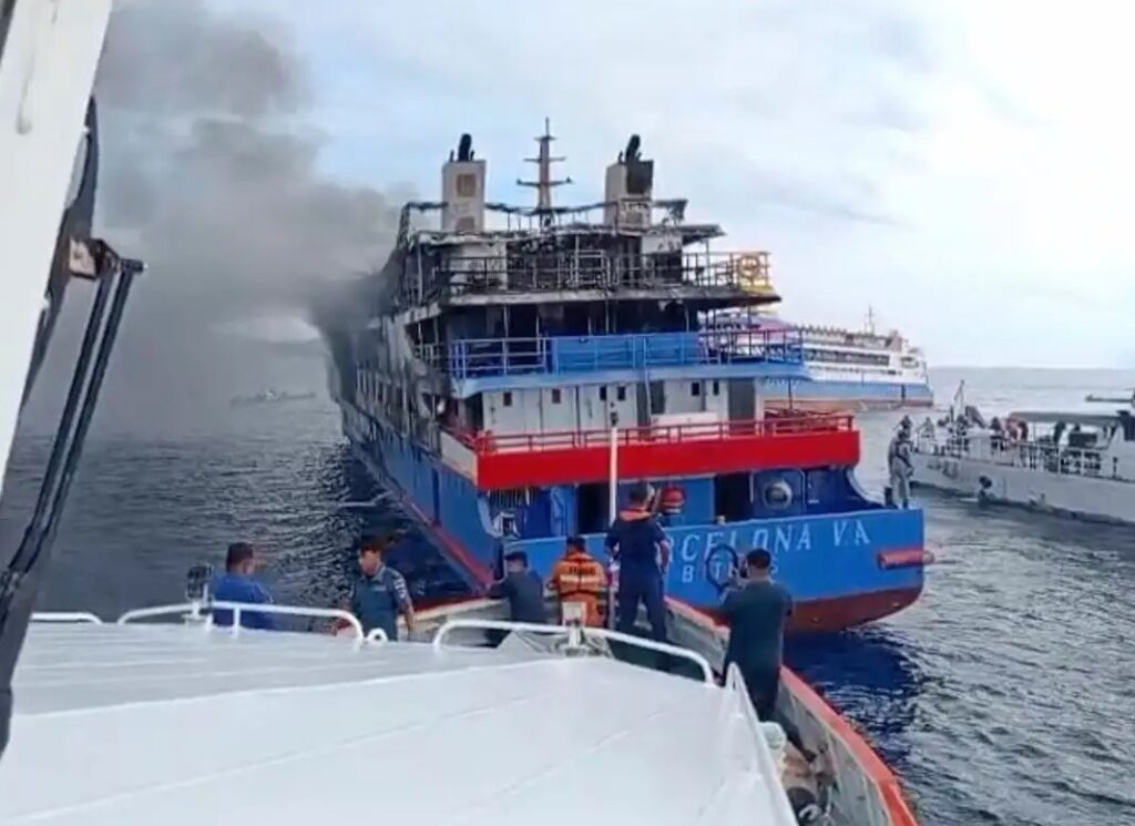 Incendio de Ferry en Indonesia deja al menos cinco muertos