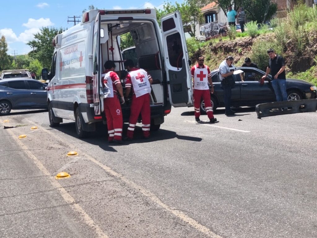 Fuerte choque entre vehículos deja una persona lesionada