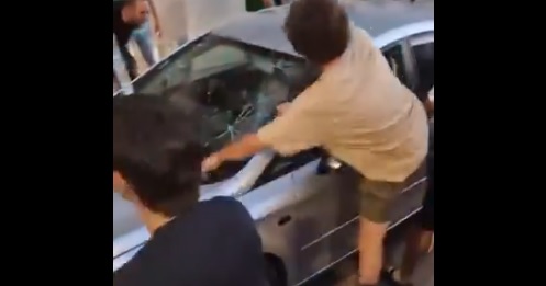 VIDEO: Vecinos intentan linchar a jóvenes árabes tras golpiza a abuelito