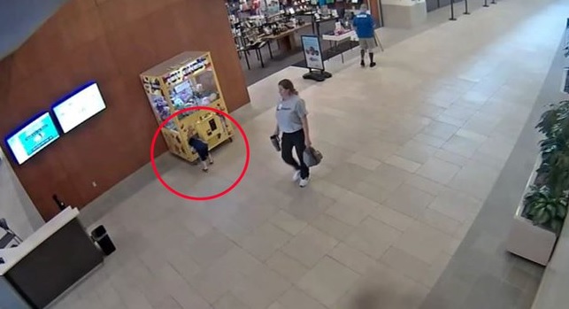 ¡Insólito intento de robo! Niño queda atrapado dentro de máquina de peluches