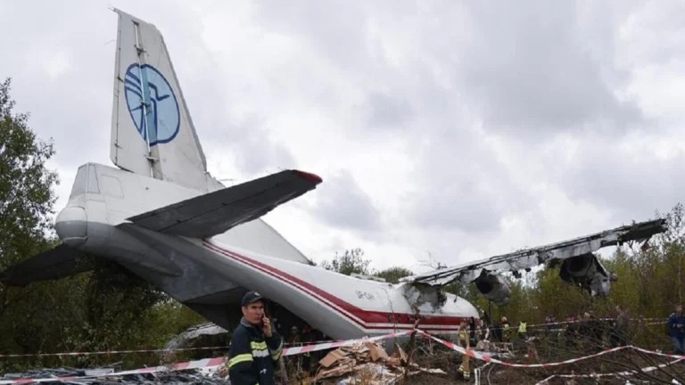 Vídeo: Cae avión con unas 50 personas en Rusia, declaran muertos a todos los ocupantes