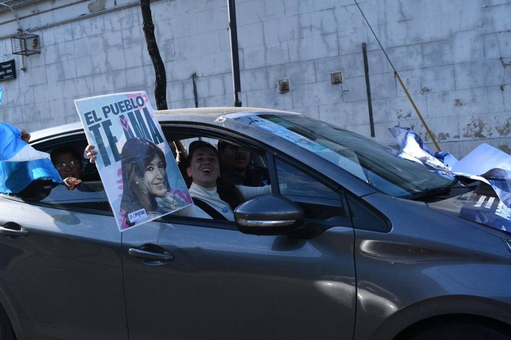 Miles participan en movilización en apoyo a Cristina Fernández en Buenos Aires