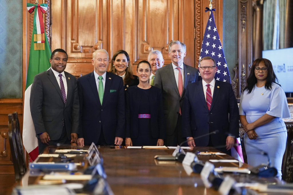 Embajador Johnson agradece reunión de Sheinbaum con congresistas de EU