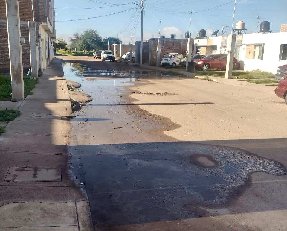 Fugas de agua y baja presión afectan a colonias del poniente en Santiago Papasquiaro