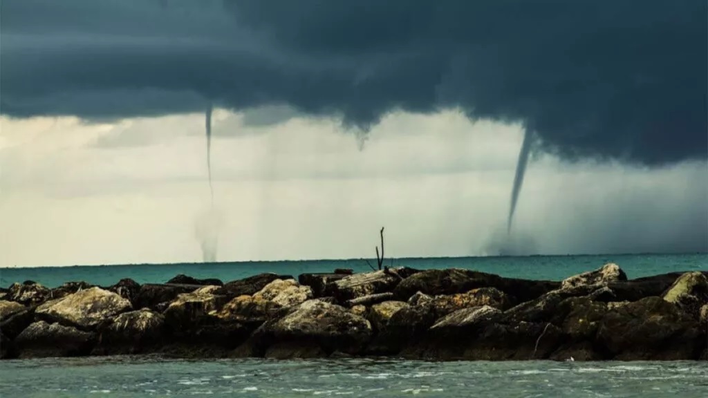 VIDEO: Tromba marina aparece de la nada en lago y sorprende a todos