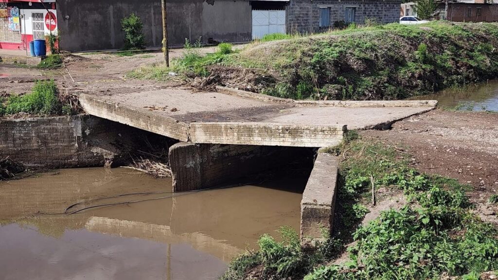 Colapsa puente del Arroyo El Gato en Nuevo Ideal; vecinos exigen rehabilitación urgente