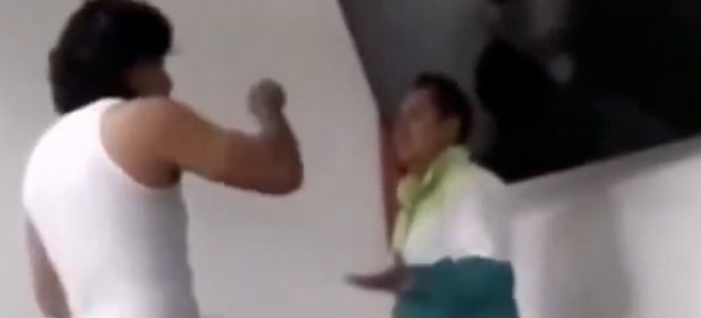 VIDEO: Brutal ataque en plena clase: alumno tumba a golpes a su maestro y lo reta a que “vuelva a burlarse” de él