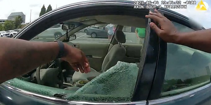 VIDEO: Policías rompen auto para rescatar a dos niños a punto de asfixiarse a 47 °C