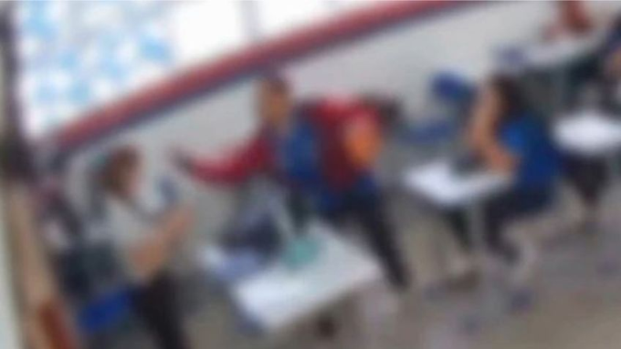 VIDEO: Alumno cachetea a su maestra en pleno salón
