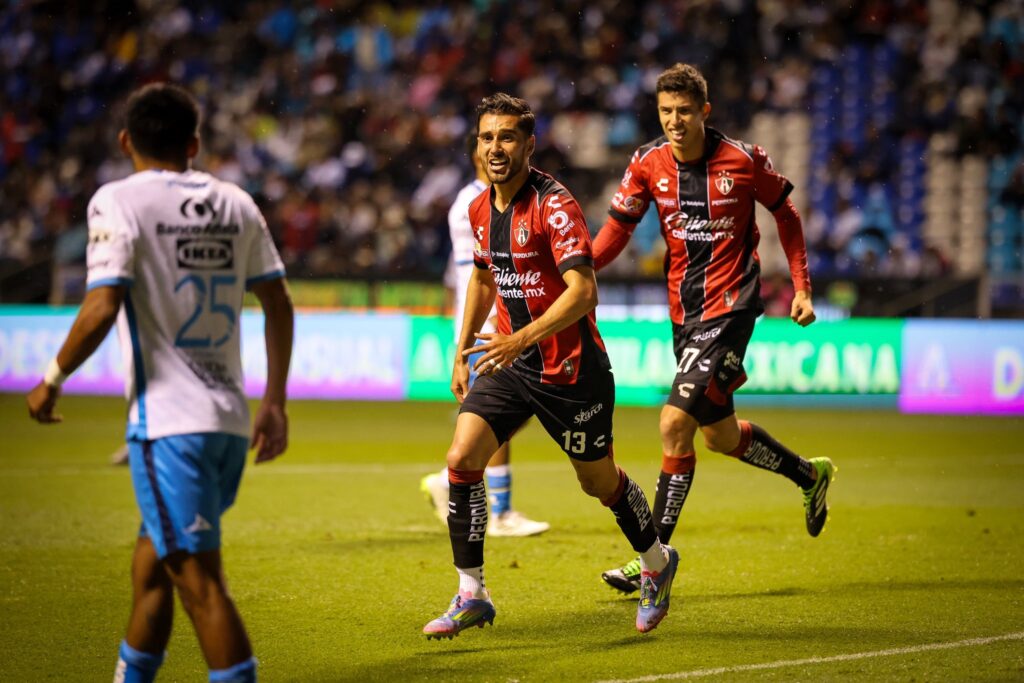 Gaddi Aguirre es el encargado de marcar el primer gol del torneo