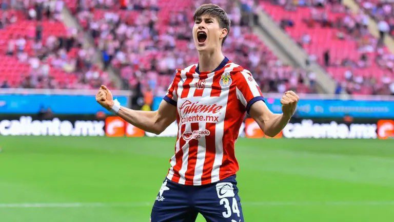«La hormiga goleadora» salvó a Chivas del desastre en su presentación en casa.