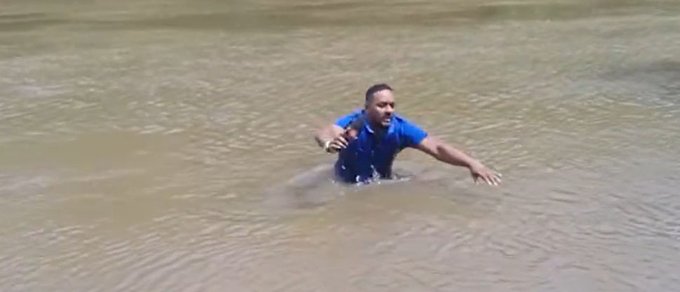 VIDEO: Reportero transmitía en vivo y pisó el cadáver que todos buscaban dentro de un río