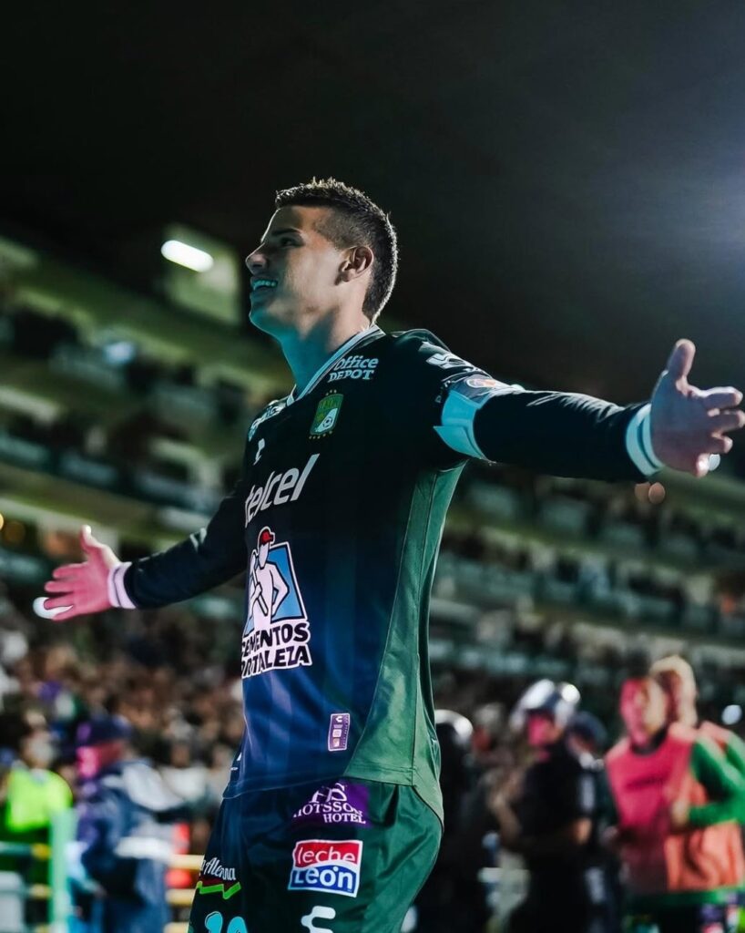 León y James le arruinan el debut a Chivas y a Milito.