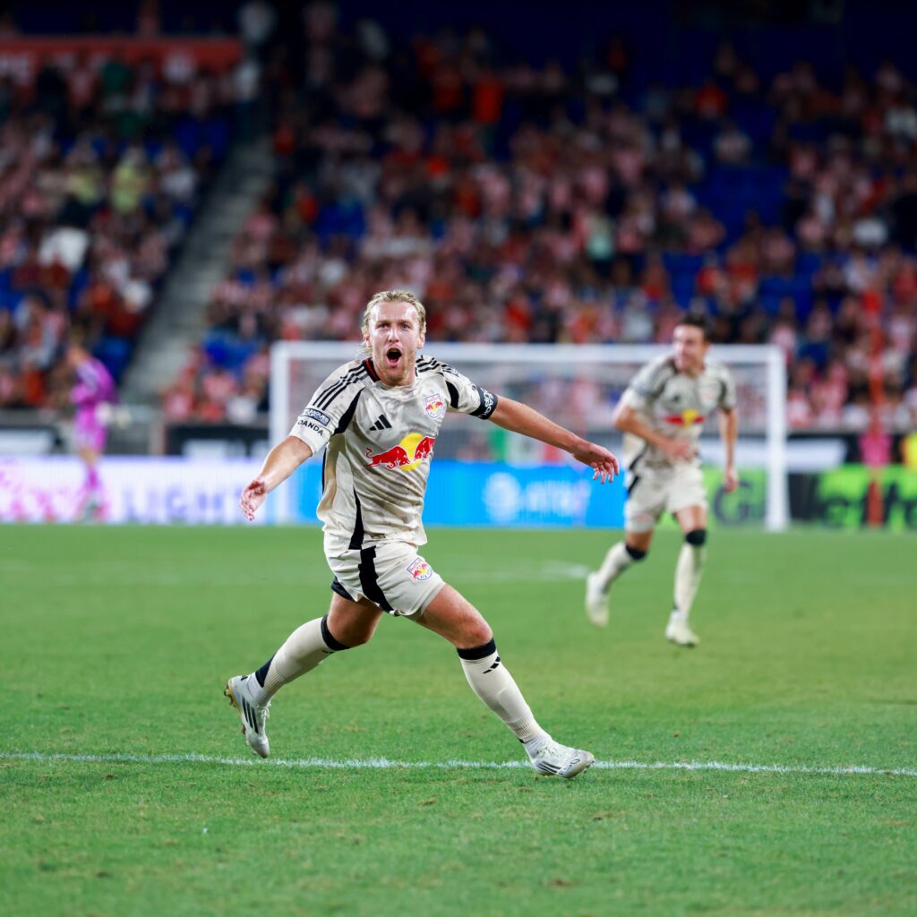 Chivas tropieza en su debut de la Legues Cup ante el New York Red Bulls.