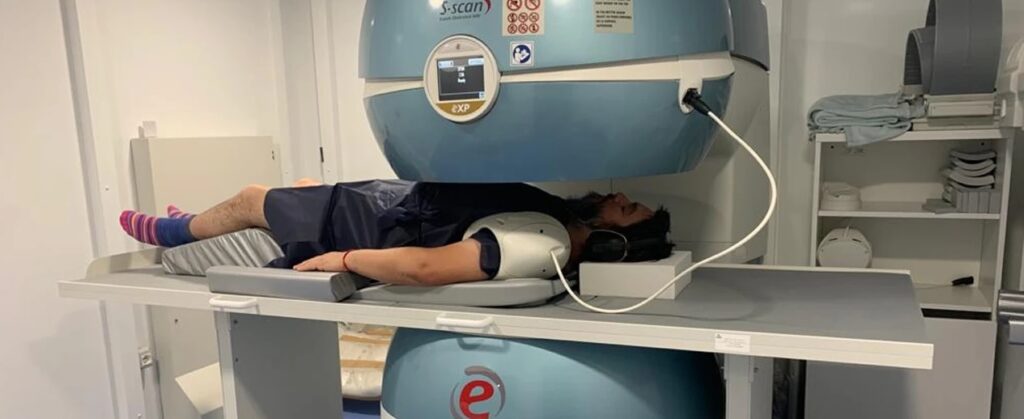 Hombre muere tras ser succionado por máquina de resonancia: entró con cadena metálica y fue arrastrado violentamente