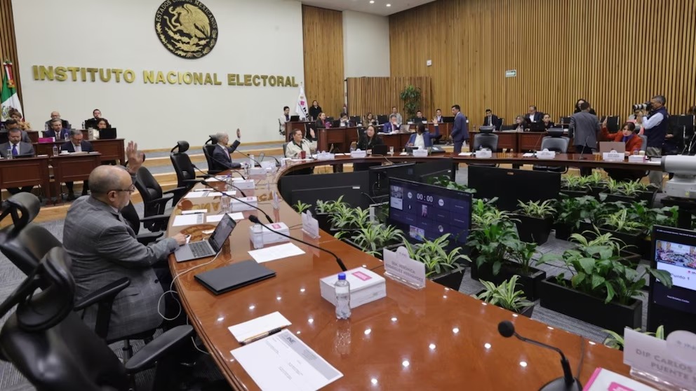 INE impone sanciones a siete partidos políticos por adeudos al SAT