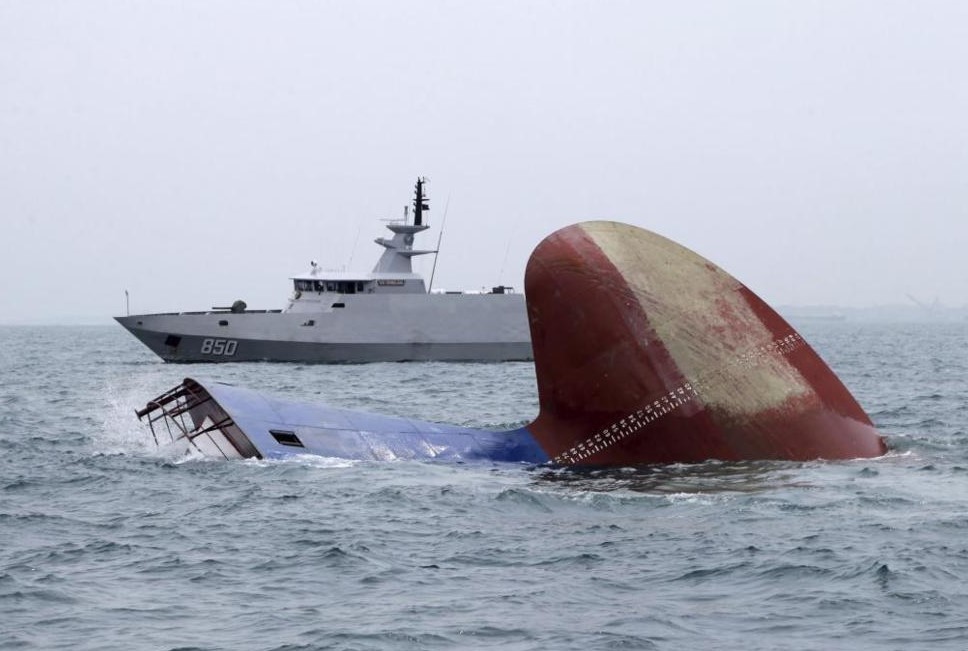 Un ferry con 65 personas a bordo se hundió frente a las costas de Indonesia