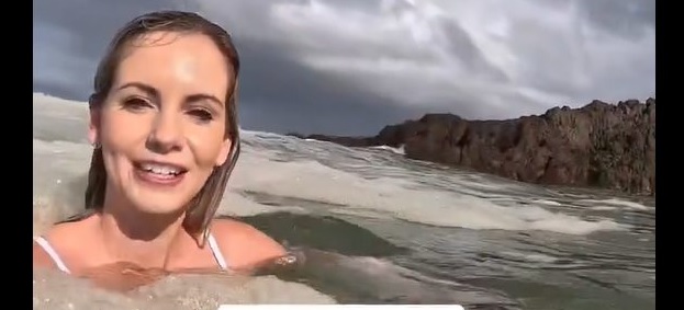 ¡Influencer chapotea en aguas negras creyendo que era espuma marina!