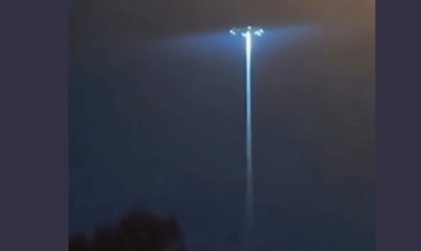 VIDEO: ¡Ovni en 4K! Vecindario entra en pánico tras «supuesta» aparición de misterioso platillo volador con luz cegadora