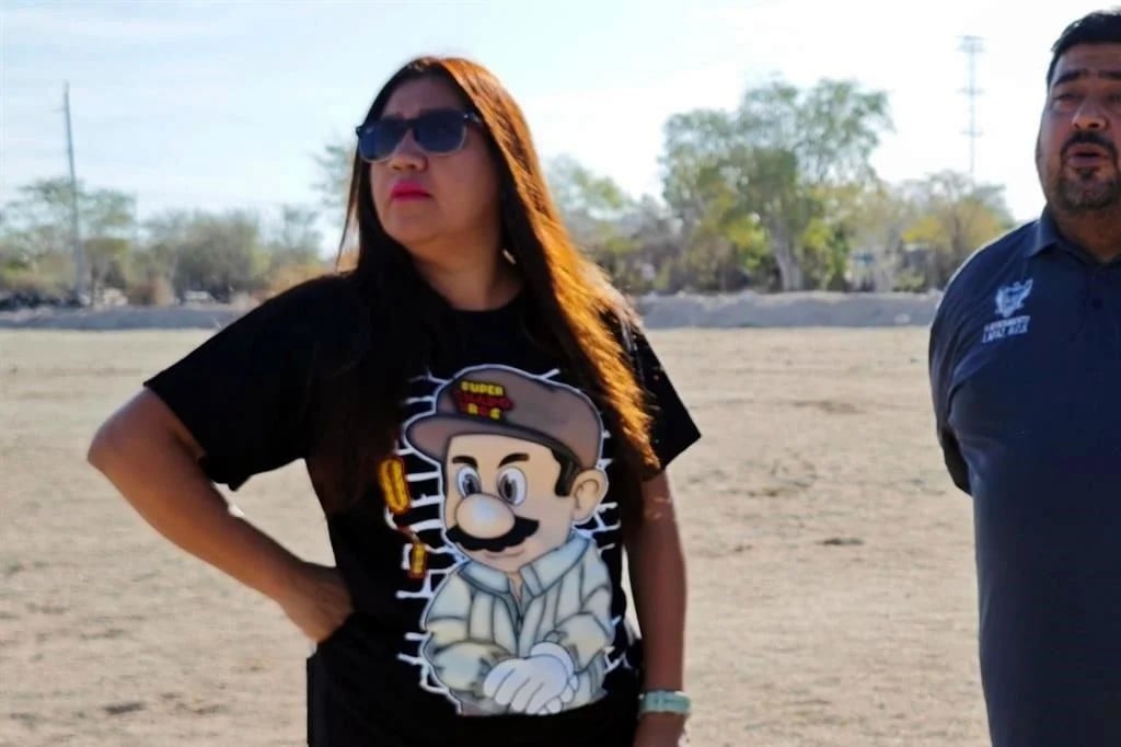 ¡Regidora causa escándalo al aparecer con playera del “Chapo” en actos públicos!