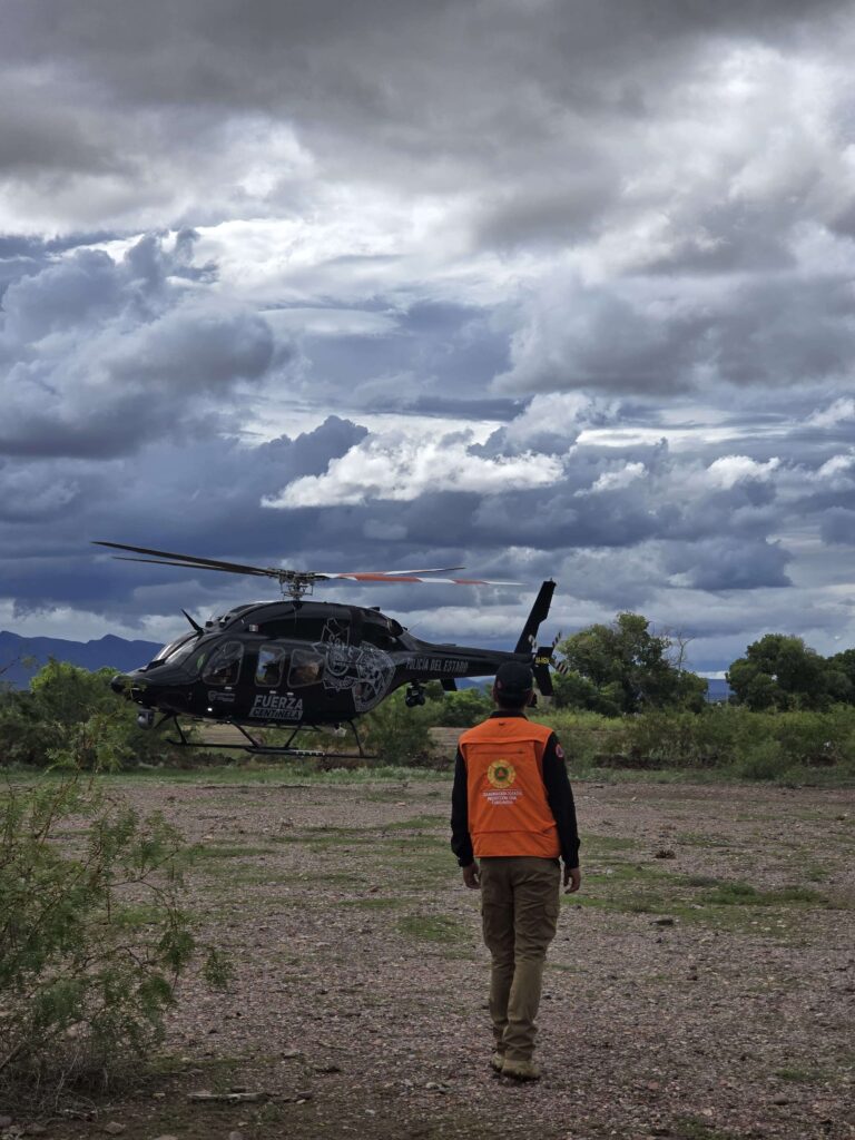Rescatan por aire a cinco jóvenes atrapados por arroyo en Aldama