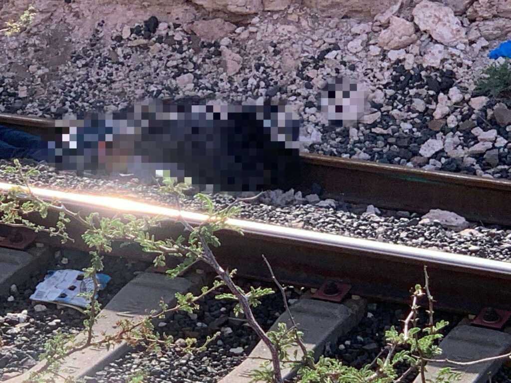Hallan a hombre asesinado a puñaladas junto a las vías del tren