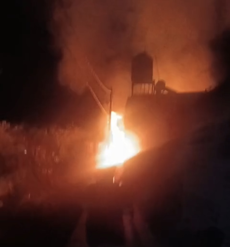 Fuerte incendio consume bodega en la colonia Palmilla de Parral