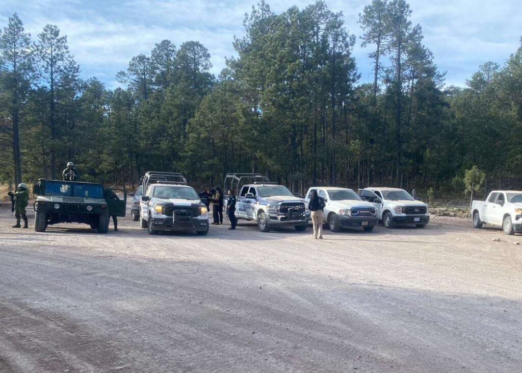 Hallan a hombre ejecutado con vestimenta táctica en la carretera a Guadalupe y Calvo