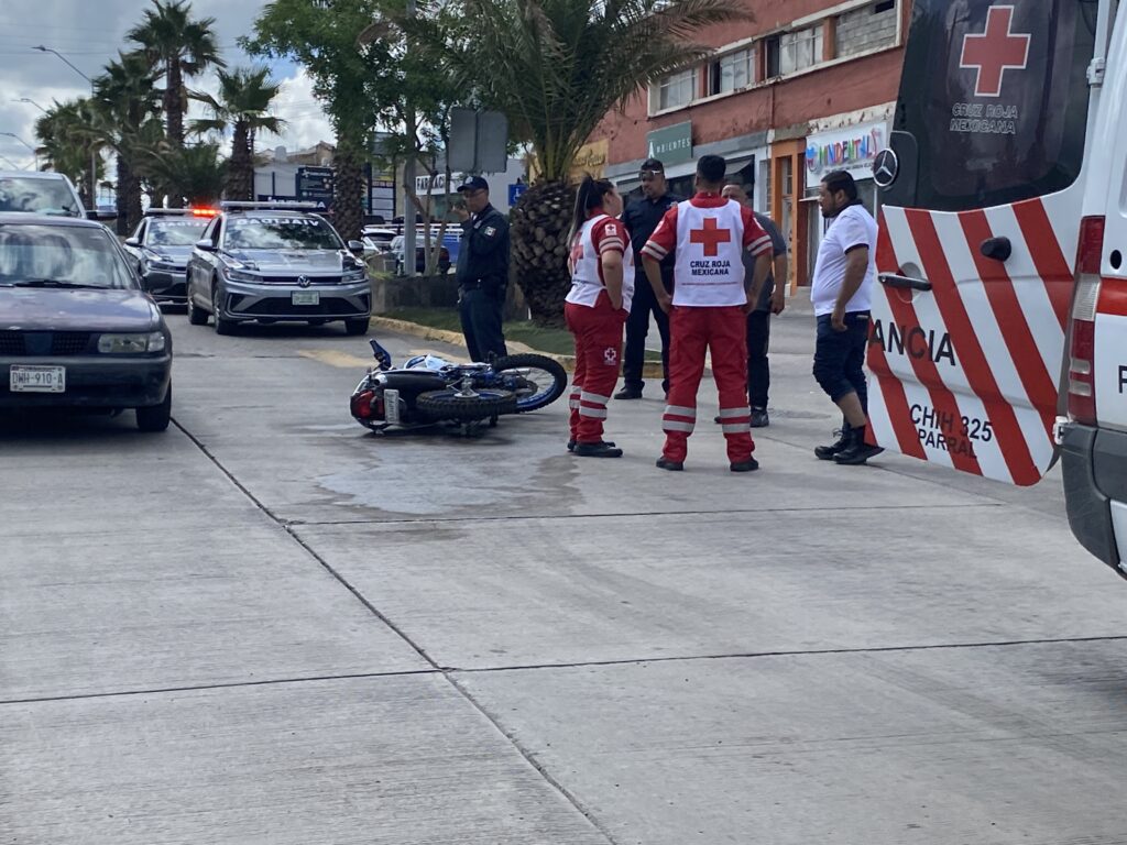 Motociclista resulta lesionado tras choque con camioneta repartidora en cruce de Independencia y Lucas Balderas