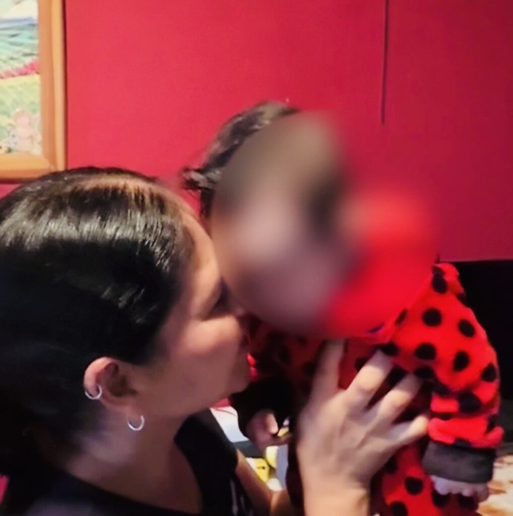 Mitzi tiene  desprendimiento de retina en ambos ojos, requiere cirugía urgente; su mamá pide apoyo