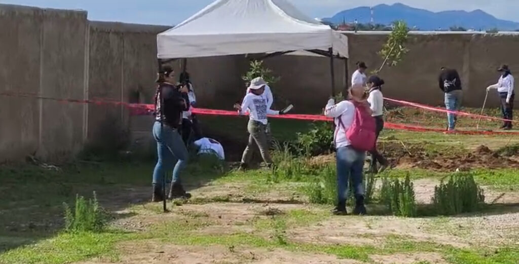 Suman 12 bolsas con restos humanos en fosa de Las Agujas
