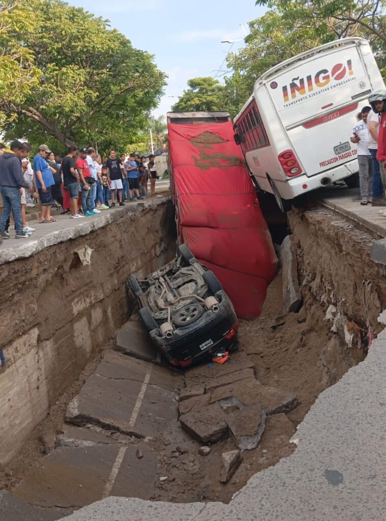Se abre mega socavón en Guadalajara; tres personas resultan lesionadas