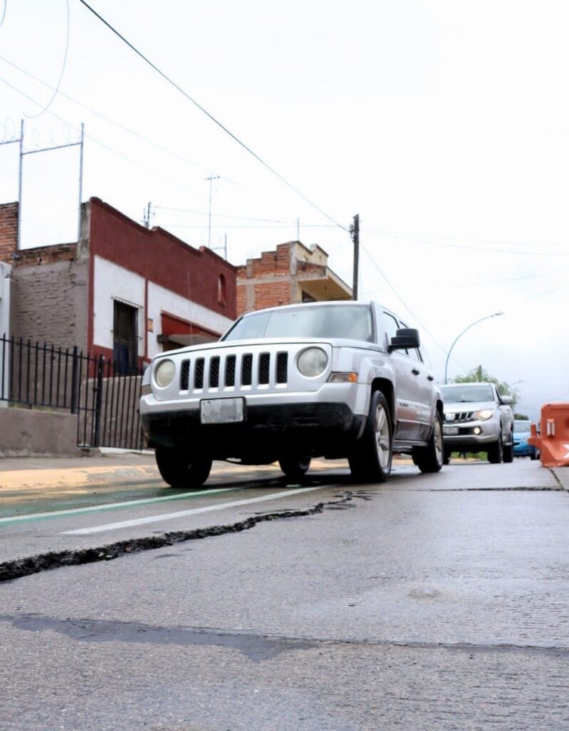 Atienden hundimiento en Av. Hidalgo de Ciudad Guzmán
